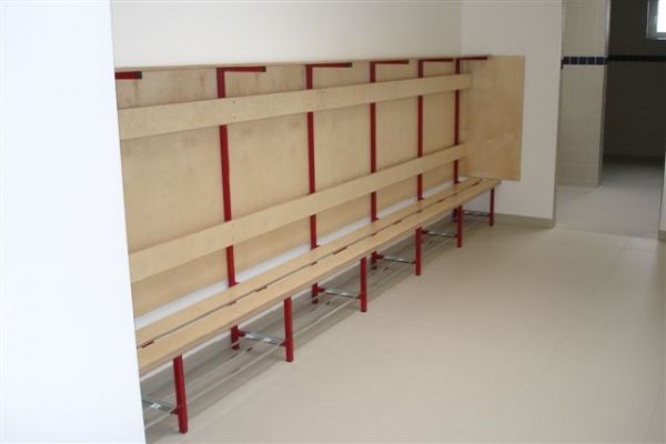 Garderobenbänke mit Mantelhaken verdeckt